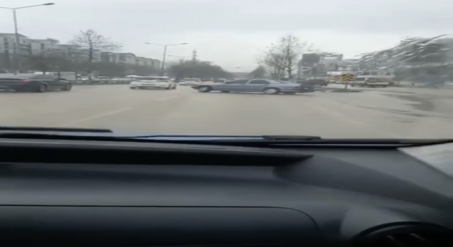 Bursada kayganlaşan yolu fırsat bildi, drift atarak ilerledi