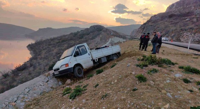Bursada kontrolden çıkan kamyonet uçurumdan kıl payı kurtuldu