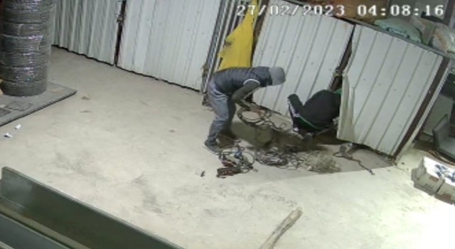 Bursada makine hırsızları kameraya yakalandı