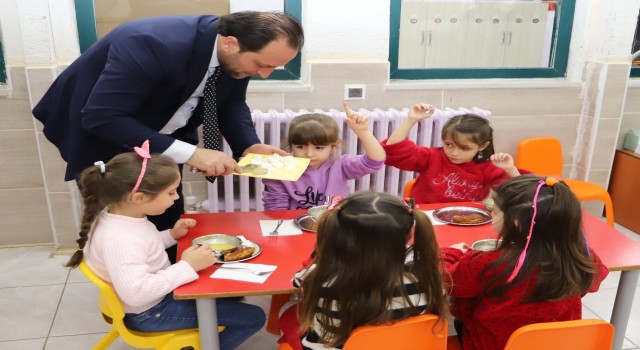 Bursada öğrencilere ücretsiz yemek uygulaması başladı