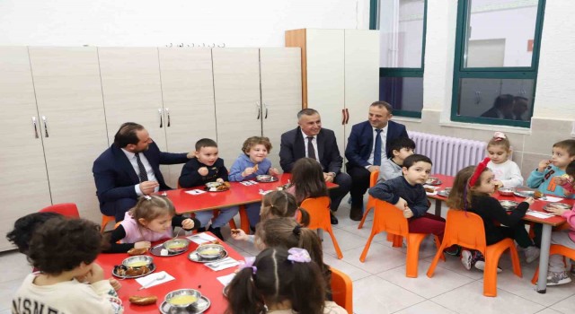 Bursada öğrencilere ücretsiz yemek uygulaması başladı