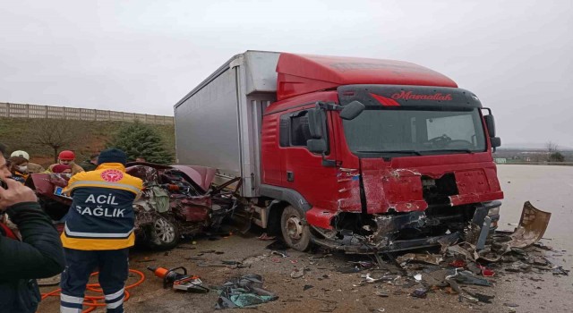 Bursada otomobil ile kamyon çarpıştı: 5 ölü