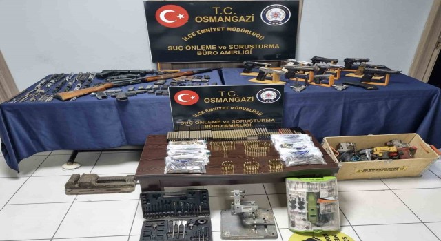 Bursada polis ekiplerince baskın atılan ev silah atölyesi çıktı