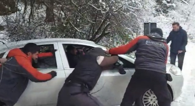 Bursada şarampole uçan otomobilin yardımına otopark görevlileri yetişti