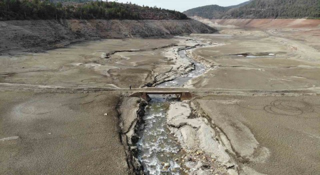 Bursanın 20 günlük suyu kaldı... Nilüfer Barajı şu anda bomboş