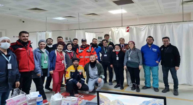 BUÜnün gönüllü sağlık ekibi, deprem bölgesinde şifa dağıtıyor
