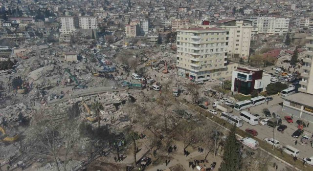Büyük yıkım yaşanan Kahramanmaraşta bu binanın camları bile çatlamadı