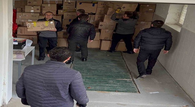 Büyükelçi ve gönüllüler yardım tırlarını ve kamyonlarını birlikte yüklediler