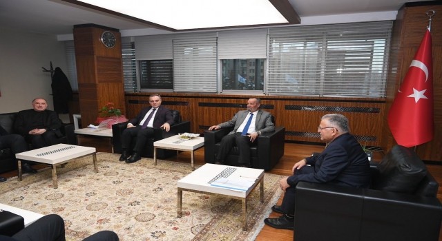 Büyükkılıç, Kayseriye gelen depremzedeler için rektörlerle bir araya geldi