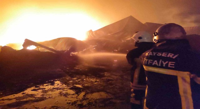 Büyükşehir İtfaiyesi İskenderun Limanında yangınla mücadele ediyor