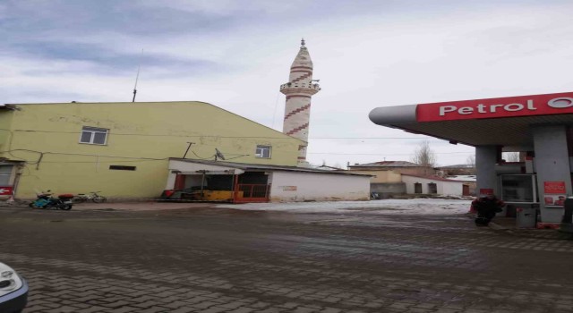 Büyükşehir Sarızda hasarlı minareyi sorunsuz şekilde yıktı
