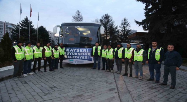 Büyükşehirden deprem bölgesine sabahın ilk ışıklarında 14 kişilik ekip sevk edildi
