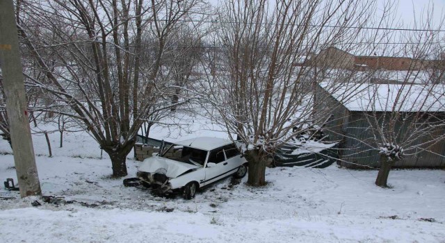 Buzlanma nedeniyle otomobil şarampole yuvarlandı: 4 yaralı