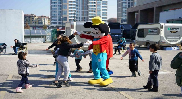 Çadırda kalan depremzede çocuklara moral