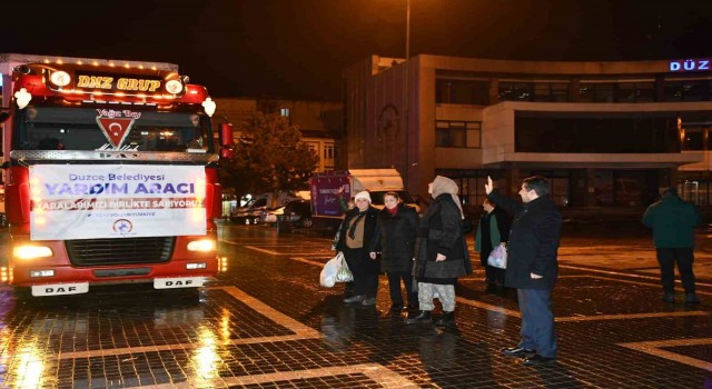 Çadırların altlarına konulmak üzere 2 tır palet gönderdi