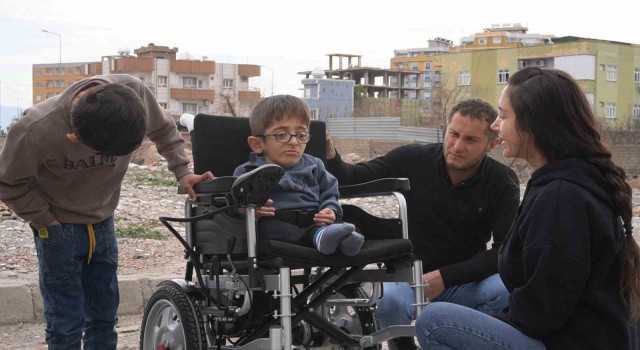 Cam kemik hastası Mustafanın akülü araba hayali Almanyadan gerçekleştirildi