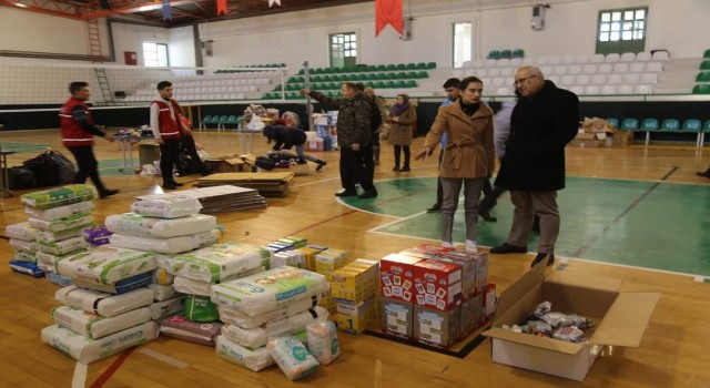 Çamelide vatandaşlar depremzedeler için stokları tüketti