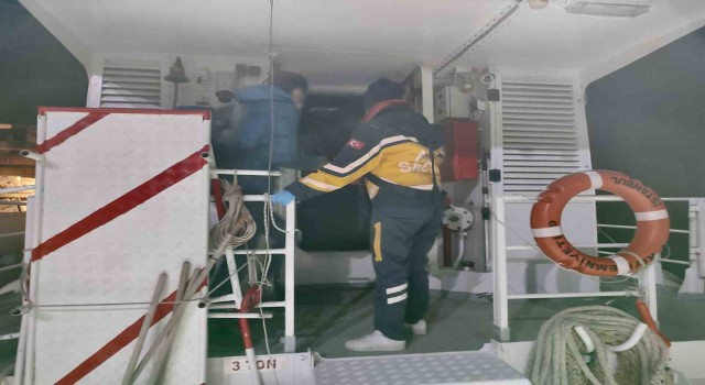 Çanakkale Boğazında gemide rahatsızlanan personel Kıyı Emniyeti ekiplerince tahliye edildi