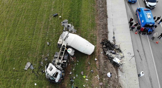 Çanakkalede karşı şeride geçen beton mikseri ticari araca çarptı: 1 ölü
