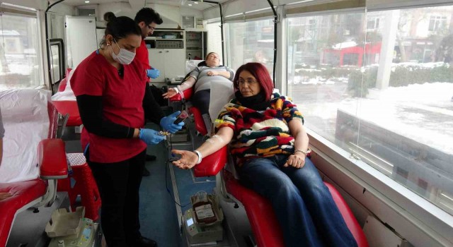 Çanakkalede vatandaşlar deprem bölgesine kan bağışlıyor
