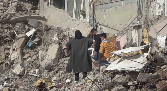 Canlarını hiçe sayıp, enkaz üstünde kıyafet arayışına düştüler