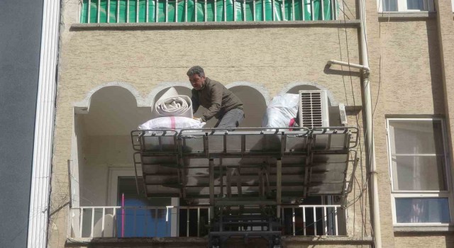 Canlarını kurtaran vatandaşlar şimdi eşyalarını kurtarmanın derdinde