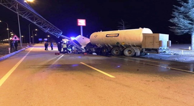 Çavdarhisarda oksijen gazı yüklü tanker direğe çarptı, sürücü ağır yaralı