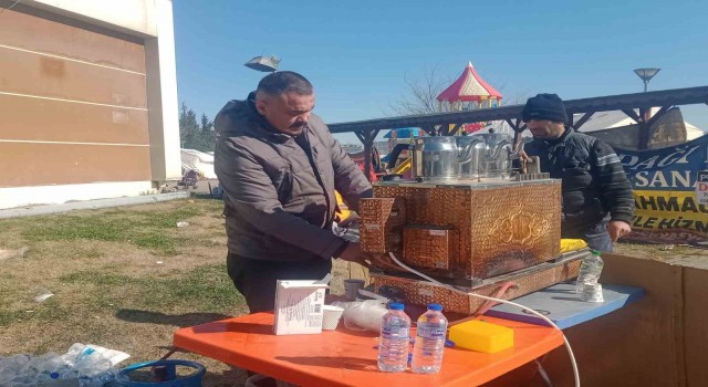 Çaycı kendi imkanları ile gittiği Gaziantepte depremzedelerin içini ısıtıyor
