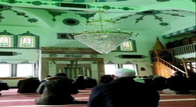 Cemaat dua ederken depreme yakalandı