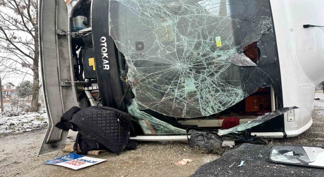 Cenaze nakil aracı devrildi: 2si ağır 16 yaralı