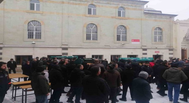 Cenazeye giderken trafik kazasında hayatını kaybeden 3 kişi toprağa verildi