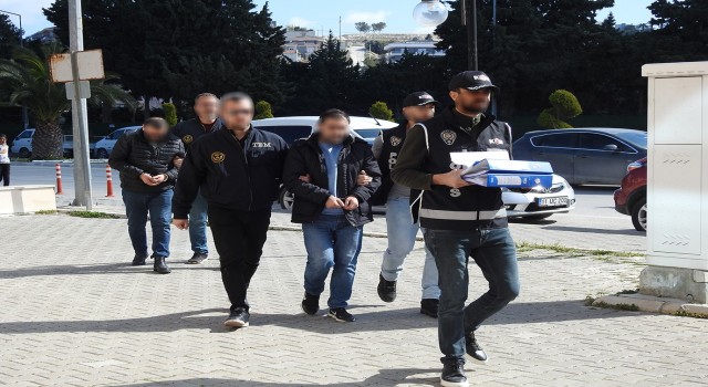 Çeşmede sahte kimlikle arsa satmaya çalışan 2 kişiye suçüstü