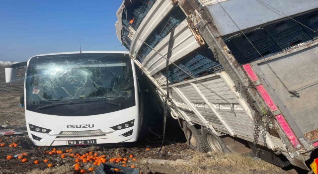 Cezaevi aracıyla kamyon çarpıştı: 23 yaralı