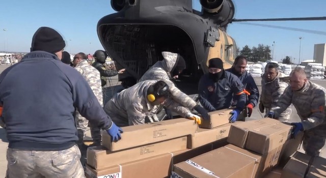 CH-47 Chinook ağır nakliye helikopterleri depremzedenin emrinde