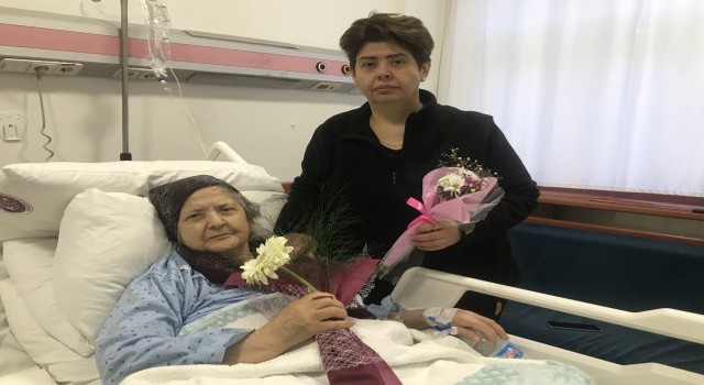 Çiçekler bu kez sevgililere değil, depremzedelere