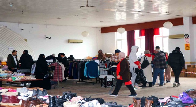 Çiftlikköyde depremzedeler sosyal marketten yararlanıyor
