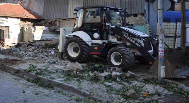 Çinede tehlike oluşturan binalar yıkılıyor