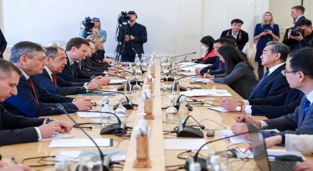 Çinli diplomat Wang: Rusya ve Çin çok kutuplu dünyaya bağlı