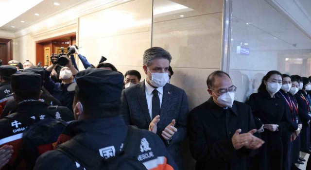 Çinli kurtarma ekiplerini Pekinde Türk büyükelçi karşıladı