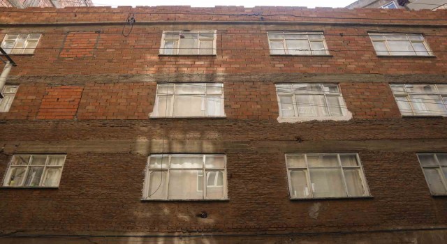 Çoğu 1980lerde ateş tuğla ile yapılan evler depremde ayakta kaldı