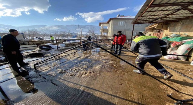 Çorumda imal edilen çadırlar Afşinde kuruluyor