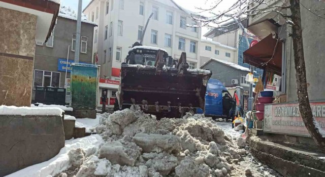 Çukurca Belediyesinden kar temizleme çalışması