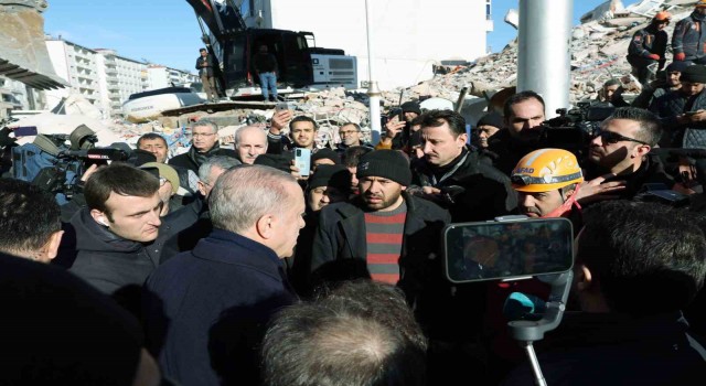 Cumhurbaşkanı Erdoğan depremin vurduğu Pazarcıkta incelemelerde bulundu