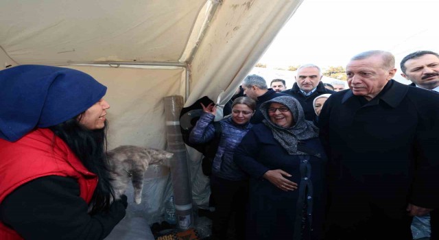 Cumhurbaşkanı Erdoğan, Malatyada çadır kenti ve depremzedeleri ziyaret etti