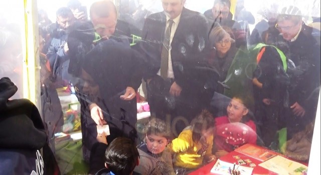Cumhurbaşkanı Erdoğandan minik depremzedelere harçlık