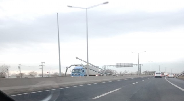 Damperi açılan kamyon direği devirdi