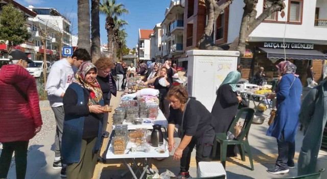 Datçalı kadınlar depremzedeler için hayır panayırı düzenledi