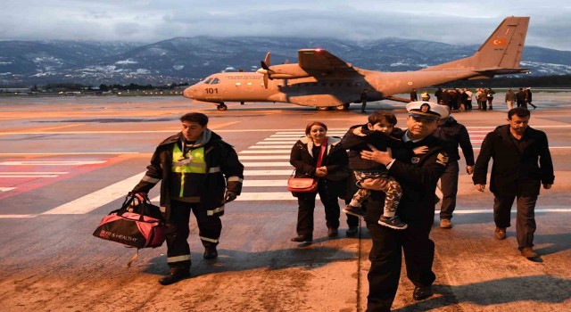 Deniz Kuvvetlerine ait uçaklarla depremzede tahliyesine devam ediliyor