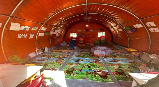 Denizli Büyükşehir deprem bölgesinde çocuk oyun alanları kurdu