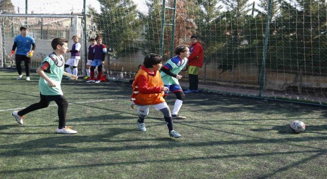 Denizli futbolcu fabrikası çalışıyor